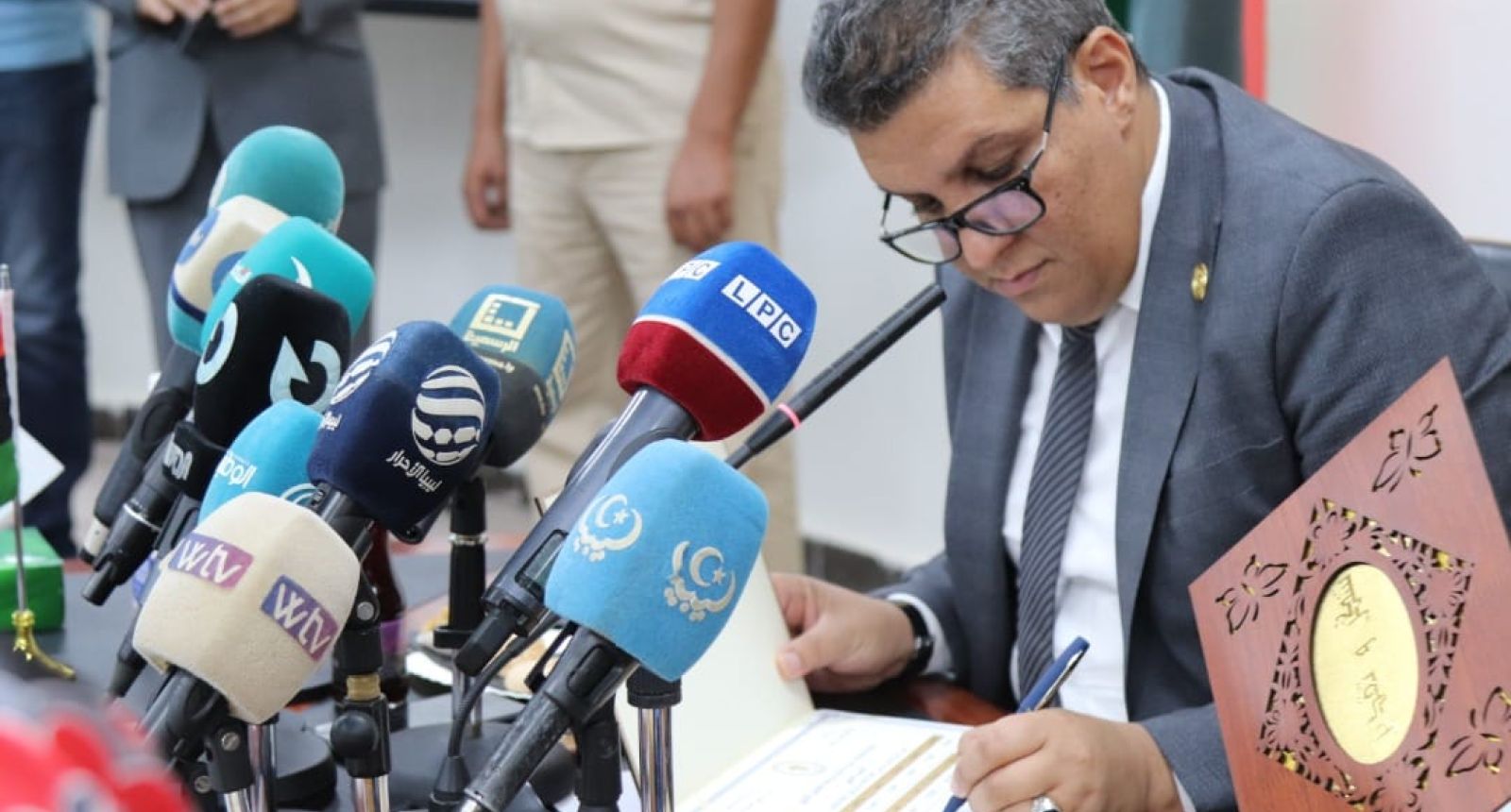 الوَزِير ومُدير المركز الوطني للامتحانات يَعتمدان نتائج اِمتحانات شهادة إتمام مرحلة التعليم الثانوي - وزارة التربية والتعليم الوَزِير ومُدير المركز الوطني للامتحانات يَعتمدان نتائج اِمتحانات شهادة إتمام مرحلة التعليم الثانوي