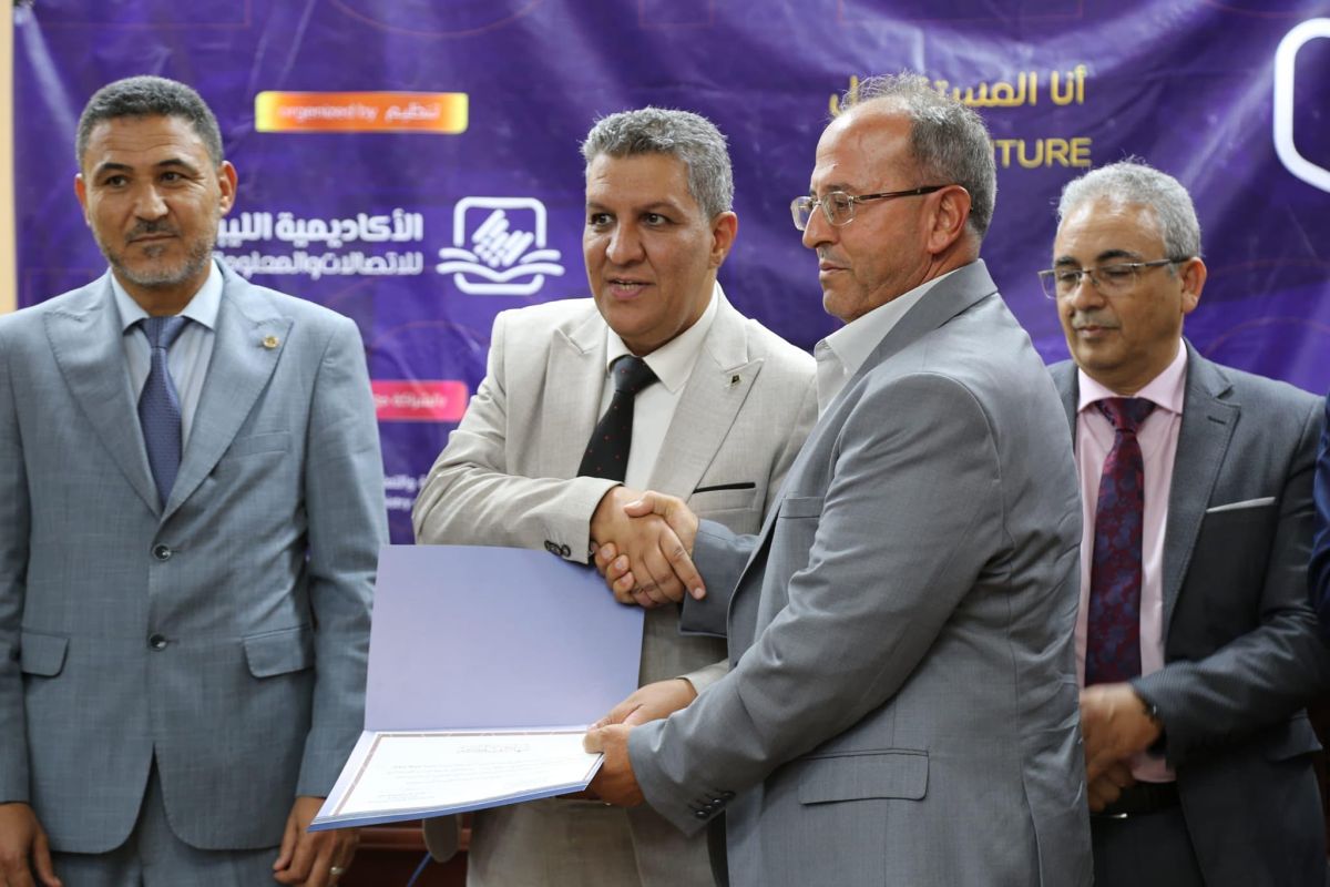 الوزير يشهد احتفالية تكريم المؤسسات التعليمية والمراكز العامة والخاصة التي ساهمت في إنجاح الأولمبياد الليبي للمعلوماتية - وزارة التربية والتعليم الوزير يشهد احتفالية تكريم المؤسسات التعليمية والمراكز العامة والخاصة التي ساهمت في إنجاح الأولمبياد الليبي للمعلوماتية