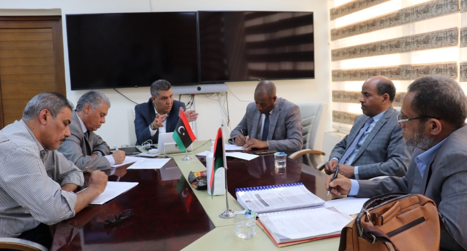 الوزير يتابع أعمال اللجنة المسؤولة عن طباعة الكتاب المدرسي - وزارة التربية والتعليم الوزير يتابع أعمال اللجنة المسؤولة عن طباعة الكتاب المدرسي