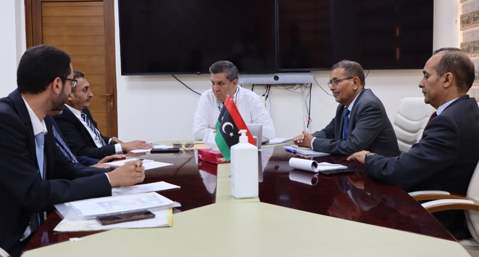 الوَزِير يُناقش مُستجِدَّات مَركز طَرابلس للمُتفوِّقِين