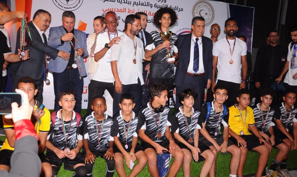 اختِتام البُطولة المَدرسية لِكُرة القدم المُصغَّرة و الوَزير يُتوِّج المُنتَخب الفائِز