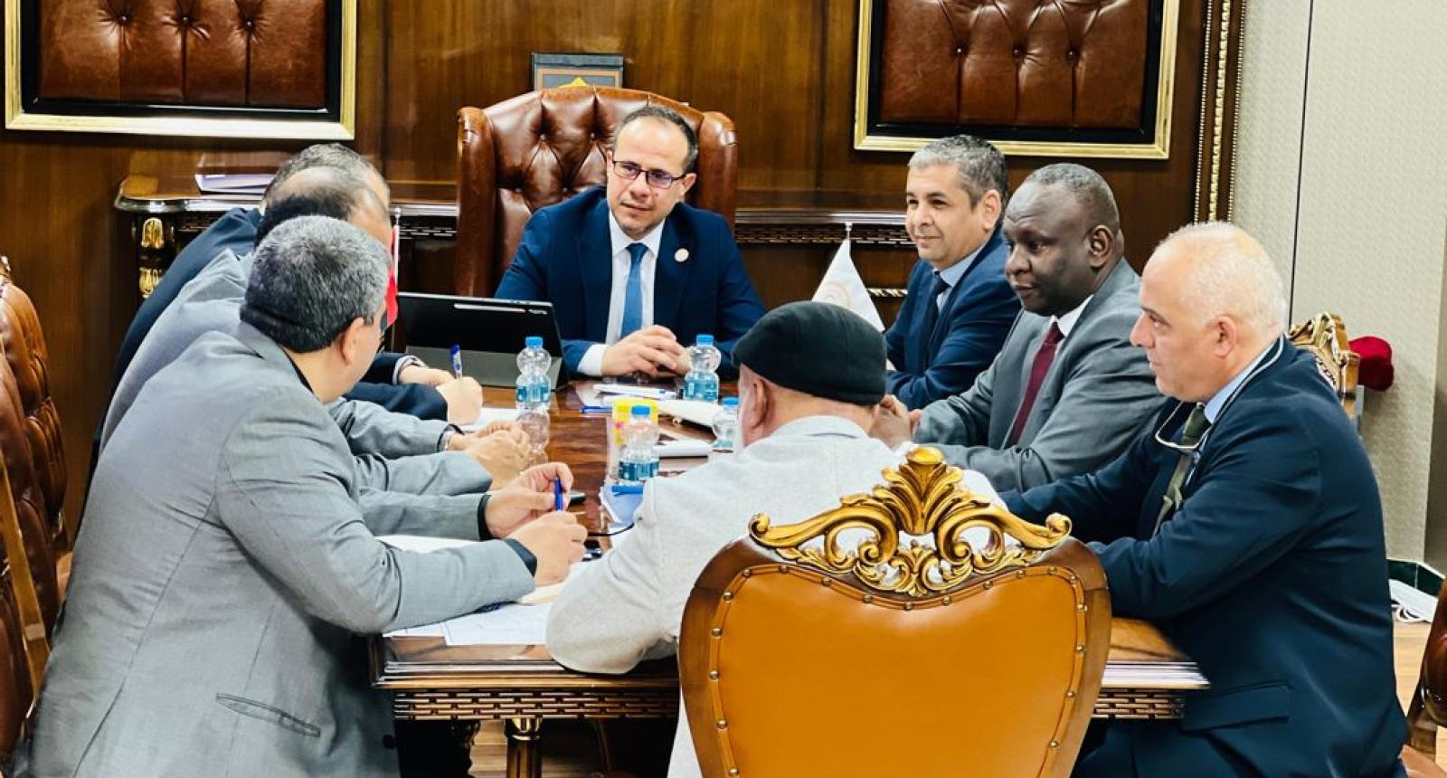 الوزير يعقد اجتماعًا بعدد من مديري الإدارات والمكاتب بالوزارة