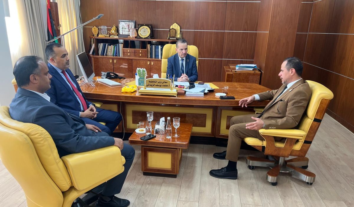 وزير التربية والتعليم يلتقي مع وزير التخطيط لبحث ملف توفير الكتاب المدرسي