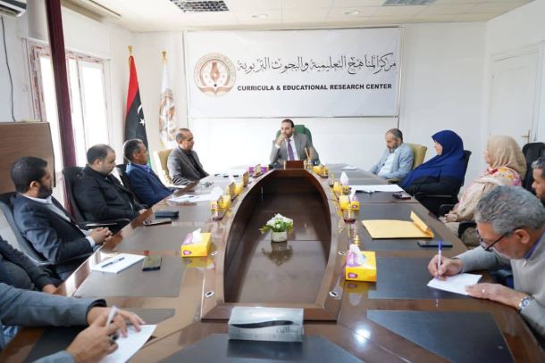 الوزير يعقد اجتماعاً مع وكلاء الوزارة ومستشاريه لمناقشة آليات العمل داخل الوزارة والجهات التابعة لها في تنفيذ خطة الـ100 يوم