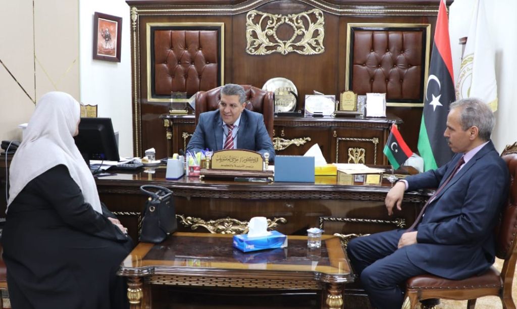 الوَزِير يلتقِي مُراقب التّربية والتّعليم قصر بن غشير ومُديرة مدرسة درع ليبيا للتّعليم الأساسي بالمُراقبة
