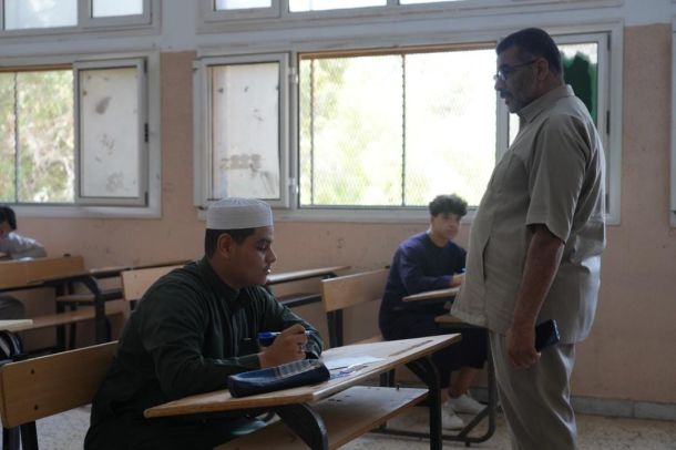 الْوزِير ووكيل شؤون المراقبات يتفقّدان اِمتحانات شهادة إتمام مرحلة التّعليم الثانوي بالقره بوللي