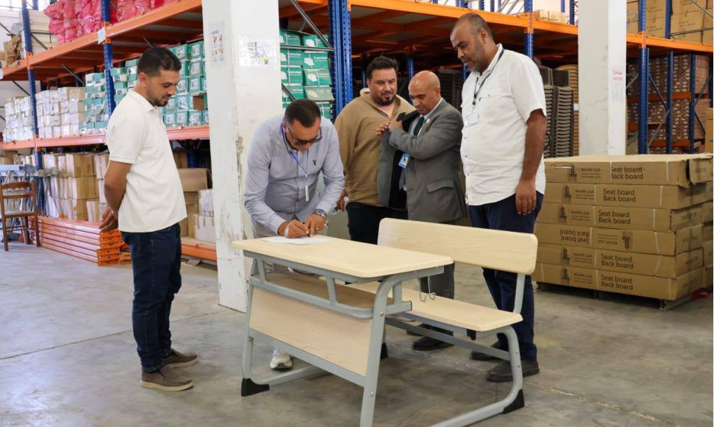 الوزارة تستلم شحنة من المقاعد الدراسية الجديدة