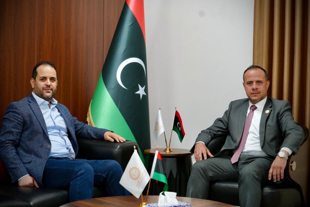 بتوجيهات من رئيس الحكومة وزير التربية والتعليم يترأس اجتماعًا ضم مدير عام جهاز وتطوير المراكز الإدارية ورئيس مصلحة المرافق التعليمية لمتابعة تنفيذ مشروع مدارس المستقبل