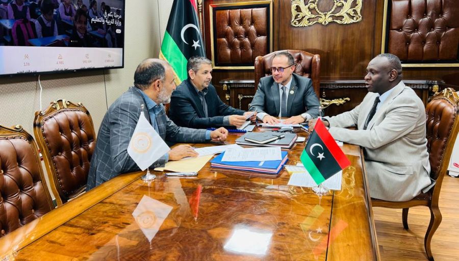 وزير التّربية والتّعليم يجتمع مع مُدير إدارة المعاهِد الفنّية المتوسطة بوزارة التّعليم التِّقني والفنِّي ، ورئيس قسم المناهج بالوزارة