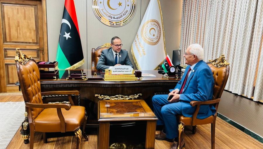 وزير التّربية والتّعليم يجتمع مع مُدير إدارة المعاهِد الفنّية المتوسطة بوزارة التّعليم التِّقني والفنِّي ، ورئيس قسم المناهج بالوزارة