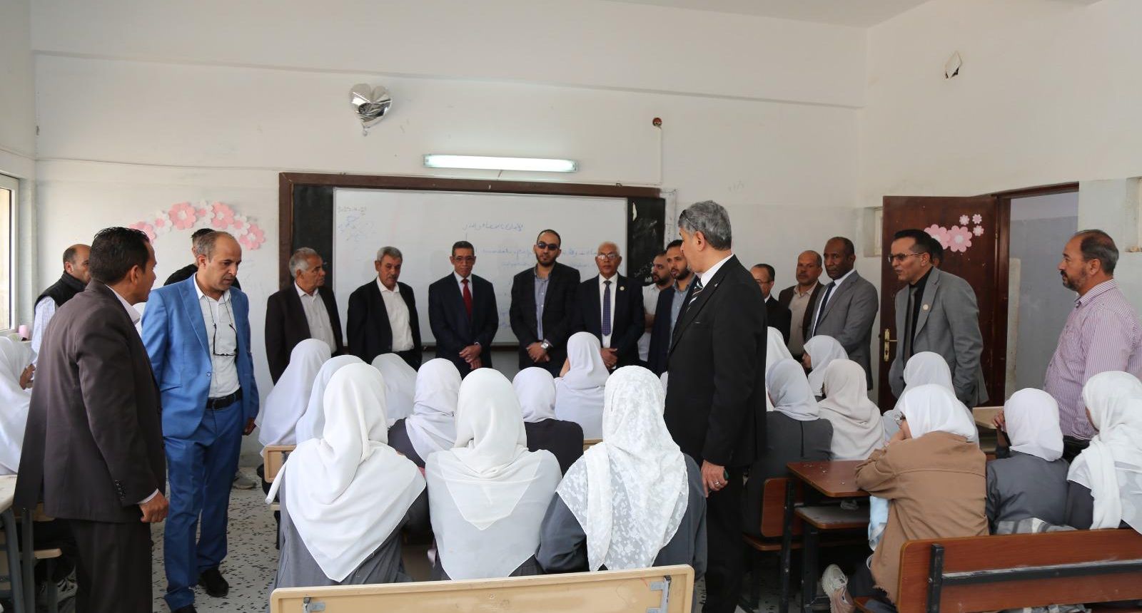 زيارة وكيلا الوزارة وعدد من مديري الإدارات بالوزارة لمراقبة التربية والتعليم ببلدية الأصابعة