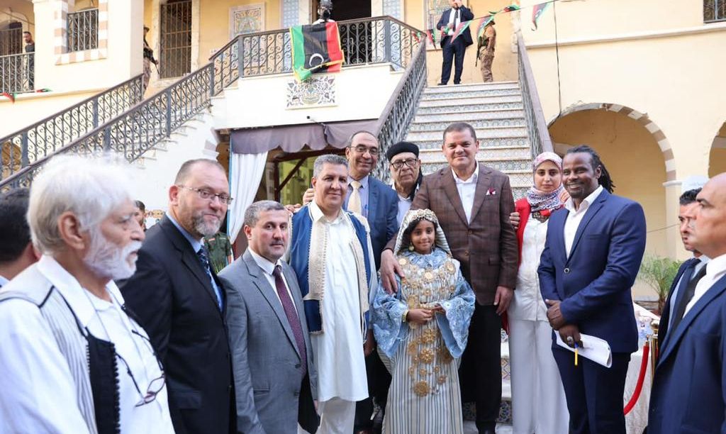 وَزِير التَّربية والتَّعليم يُشارك في اِفتتاح المعرض السنوي لِمدرسة الفنون والصنائِع الإسلامية