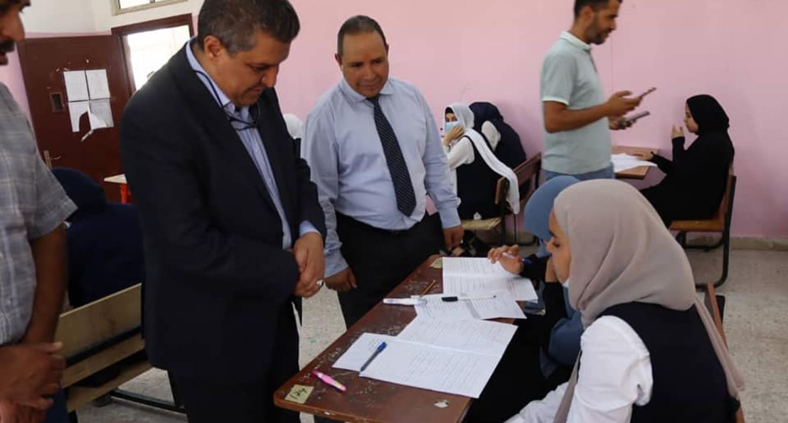 الوزير يزور مدرسة شهداء عين زارة بعد إتمام صِيانتها ويتفقّد سير الامتحانات بها.