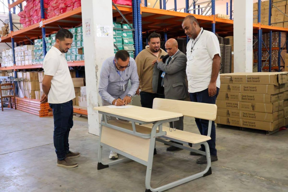 الوزارة تستلم شحنة من المقاعد الدراسية الجديدة