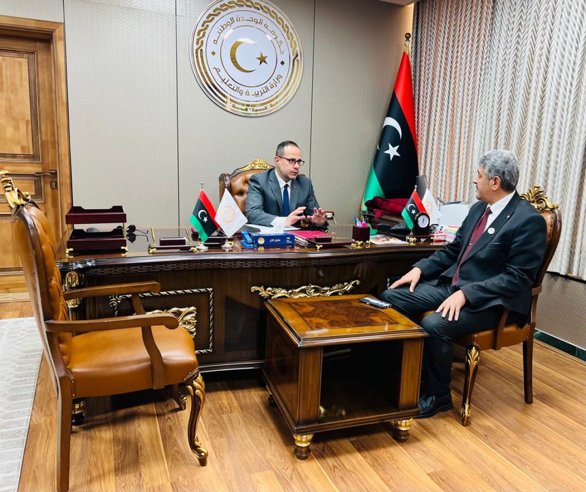 وزير التربية والتعليم يواصل سلسلة اجتماعاته مع مديري الإدارات والمكاتب بالوزارة