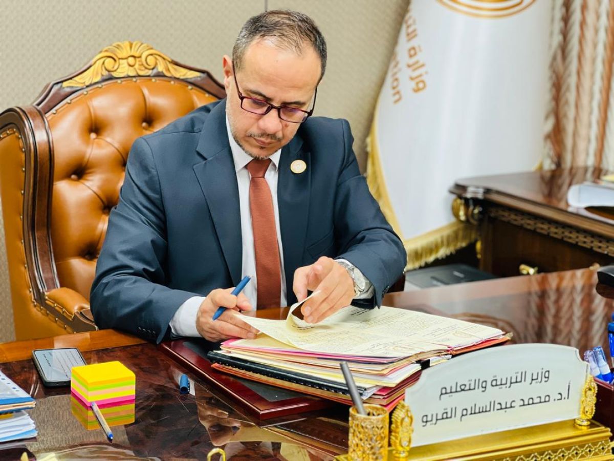 الوزير يوقع حزمة من القرارات بحضور مدير مكتب الشؤون القانونية