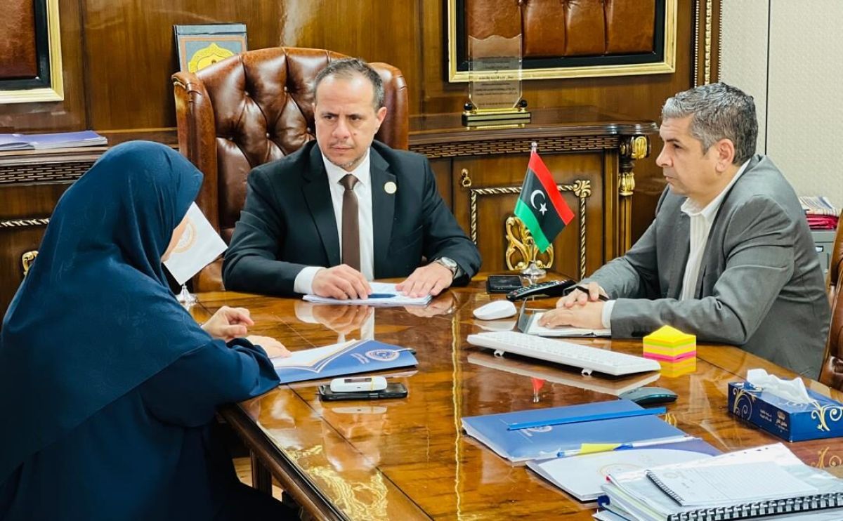 الوزير يبحث مع مدير مكتب الإعلام والاتصال سبل تطوير الأداء الإعلامي