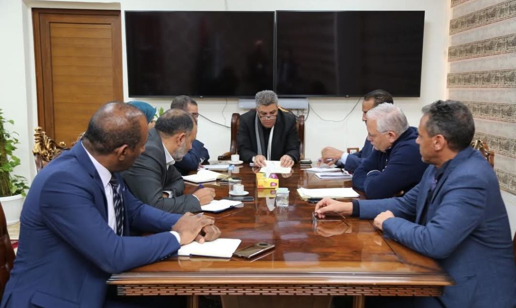 الوزير يجتمع بالوكلاء وعدد من مديري المراكز والمصالح والإدارت والمكاتب بشأن الاستعدادات لامتحانات الشهادات العامة