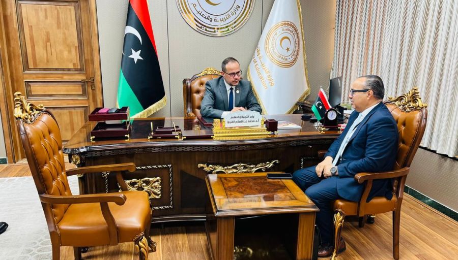 وزير التّربية والتّعليم يجتمع مع مُدير إدارة المعاهِد الفنّية المتوسطة بوزارة التّعليم التِّقني والفنِّي ، ورئيس قسم المناهج بالوزارة