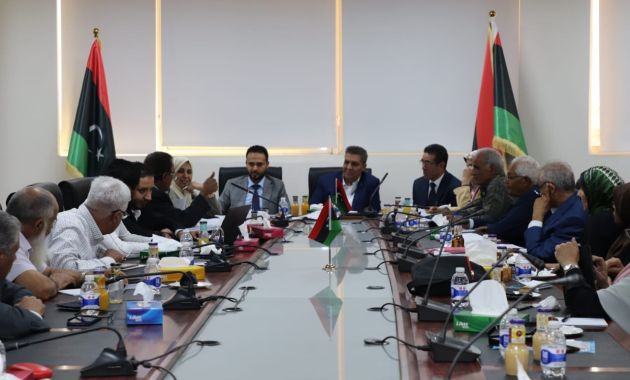 الوَزِير يلتقِي مُراقب التّربية والتّعليم قصر بن غشير ومُديرة مدرسة درع ليبيا للتّعليم الأساسي بالمُراقبة