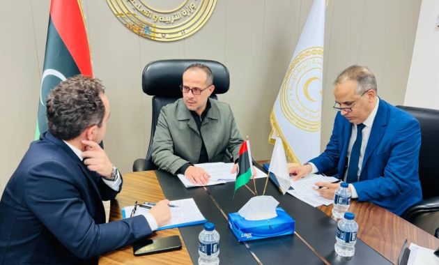 اللجنة المشتركة بين وزارتي التربية والتعليم والخدمة المدنية تعقد اجتماعًا لمناقشة إتمام إجراءات عقود المعلمين