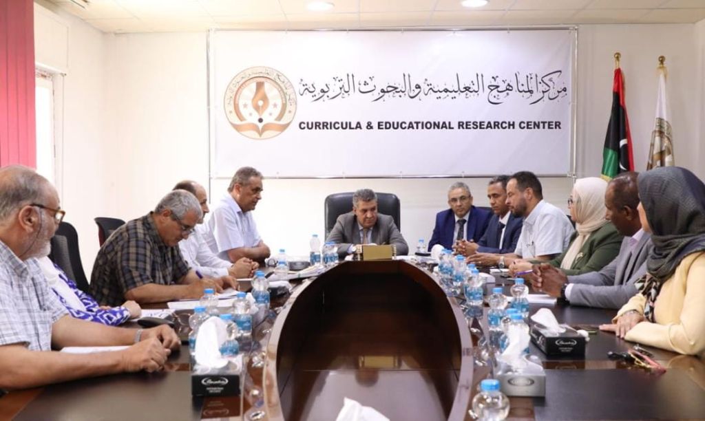 الوزير يجتمع باللجنة العليا لاِمتحانات شهادة إتمام مرحلة التعليم الثانوي