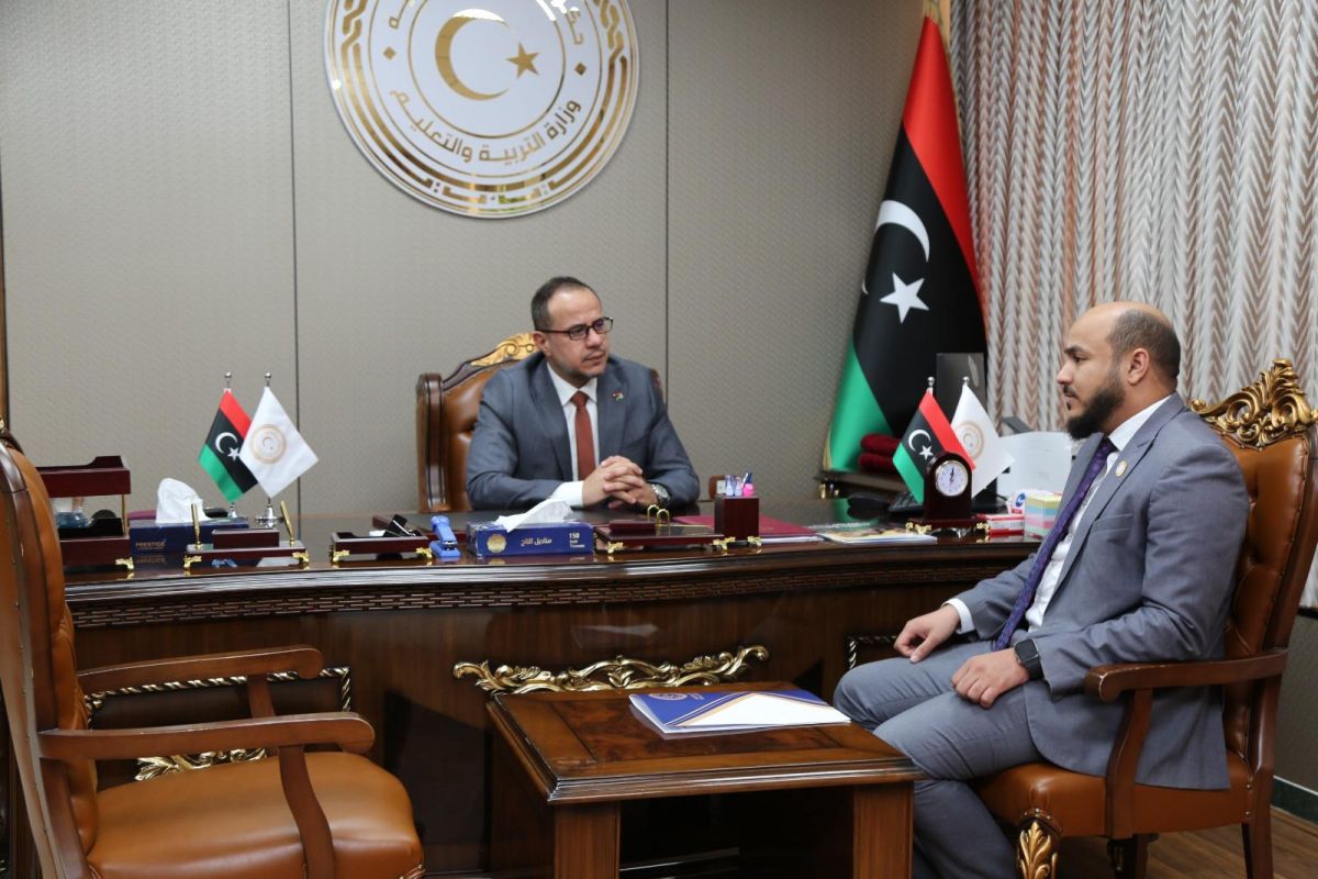 الوزير يعقد اجتماعًا مع مكتب التعاون الدولي، والإعلام والاتصال