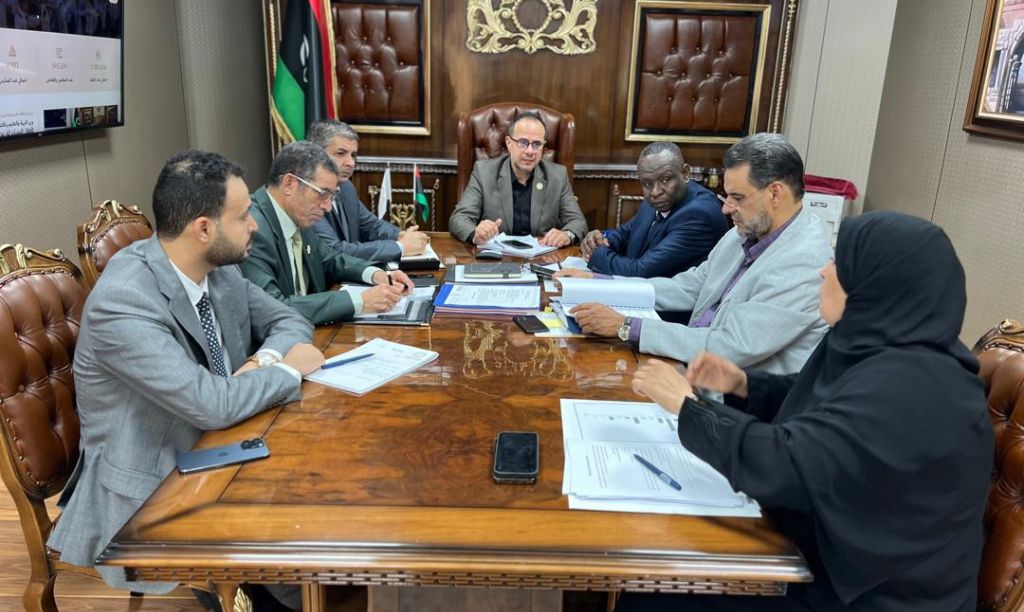الوزير يعقد اجتماعاً مع وكلاء الوزارة ومستشاريه لمناقشة آليات العمل داخل الوزارة والجهات التابعة لها في تنفيذ خطة الـ100 يوم