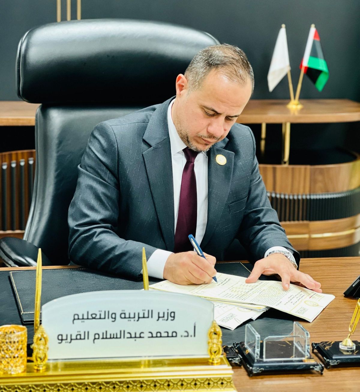 الوزير يعتمد قرارات بالترقيات والتسويات الوظيفية لأكثر من 2300 معلم وموظف من مختلف مراقبات التربية والتعليم في كافة أنحاء البلاد