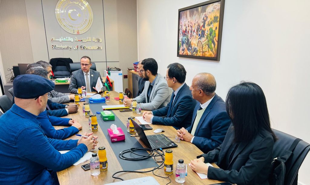 وزير التربية والتعليم يلتقي بوفد من شركة هواوي لبحث مستجدات مشاريع التحويل الرقمي