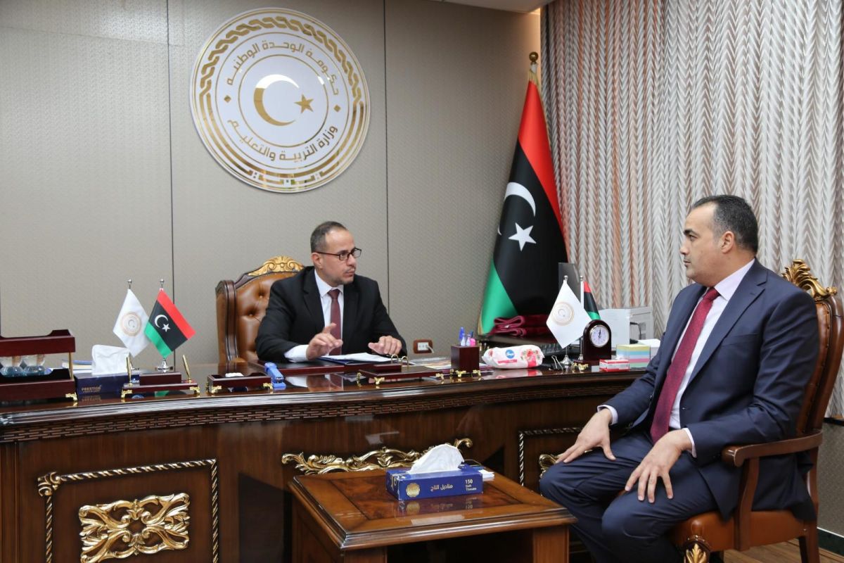 الوزير يعقد اجتماعًا مع مدير إدارة الشؤون الإدارية والمالية لمتابعة سير العمل بالوزارة