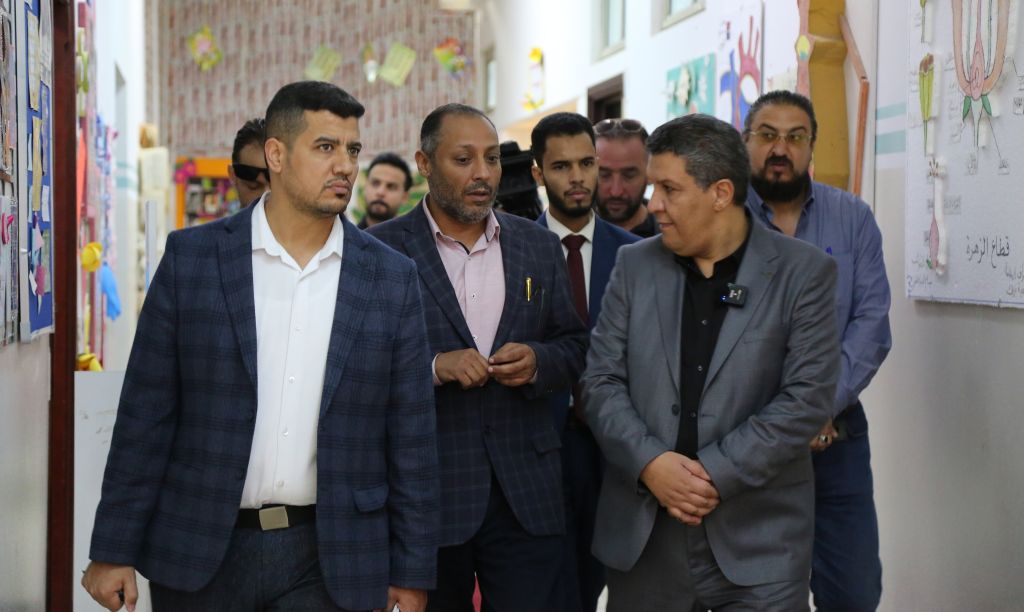 وَزِير التَّربية والتَّعليم يتفقَّد الاِمتحانات النِّصفية لِصفوفِ النَّقل والفترة الثانية لِلشهادَات العامَّة يوم اِنطلاقتها