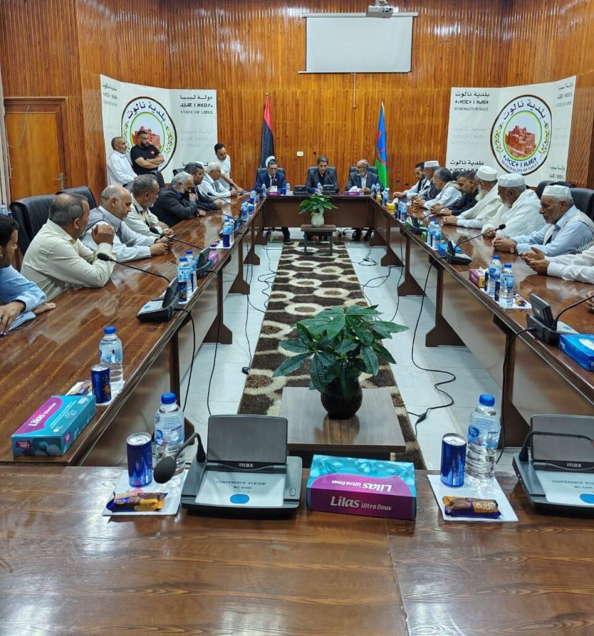 وكيل الوزارة لشؤون المراقبات يبحث ببلدية نالوت آليات تطوير البنية التحتية وسد العجز في الكوادر التعليمية