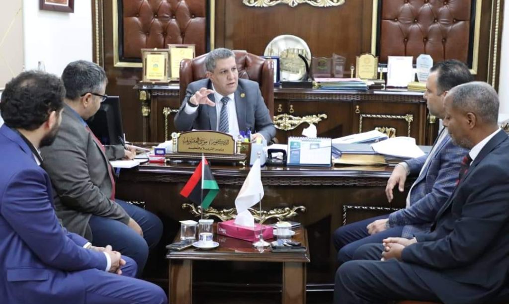 الوَزِير يبحث مع إدارة شَركة ليبيا للاتِّصالات والتَّقنية جهود التَّحوّل الرَّقمي