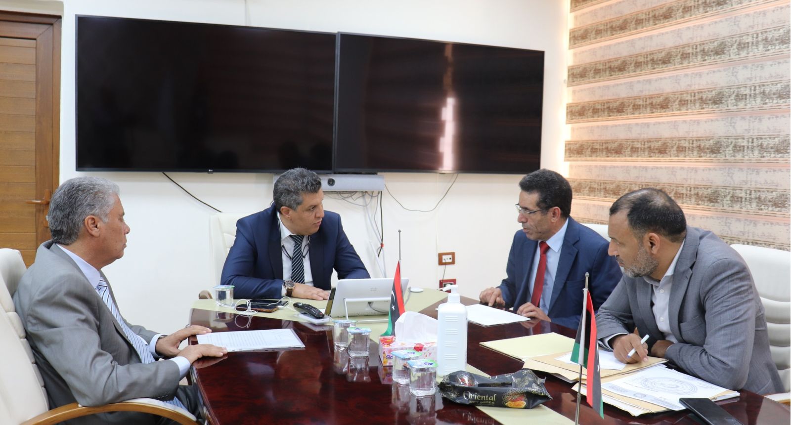 مُناقشة الخُطة الدراسية والاستعدادات لامتحانات الشهادات العامة التي سيتقدم لها أكثر من ربع مليون طالب وطالبة