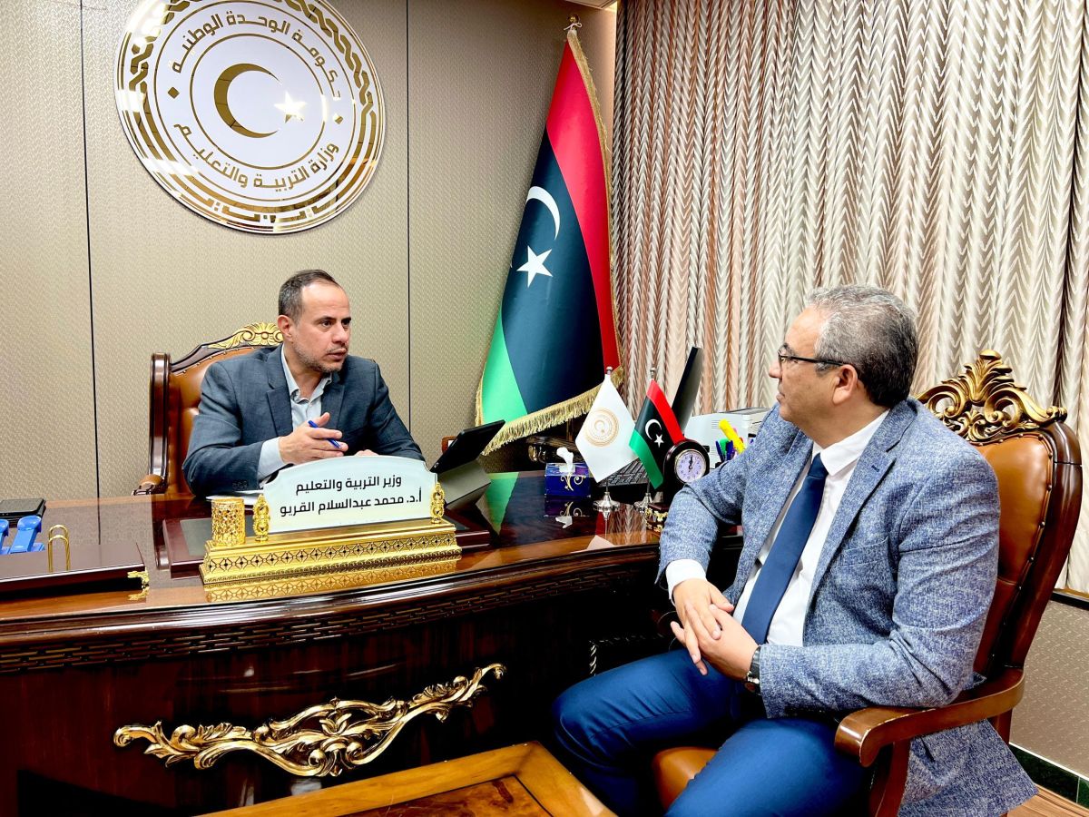 وزير التربية والتعليم محمد القريو، يجتمع مع مديرالمركز العام للتدريب وتطوير التعليم لبحث مستجدات تنفيذ الدورات التدريبية الرقمية من أجل تعزيز الكفاءة الأكاديمية والمهنية للمعلم