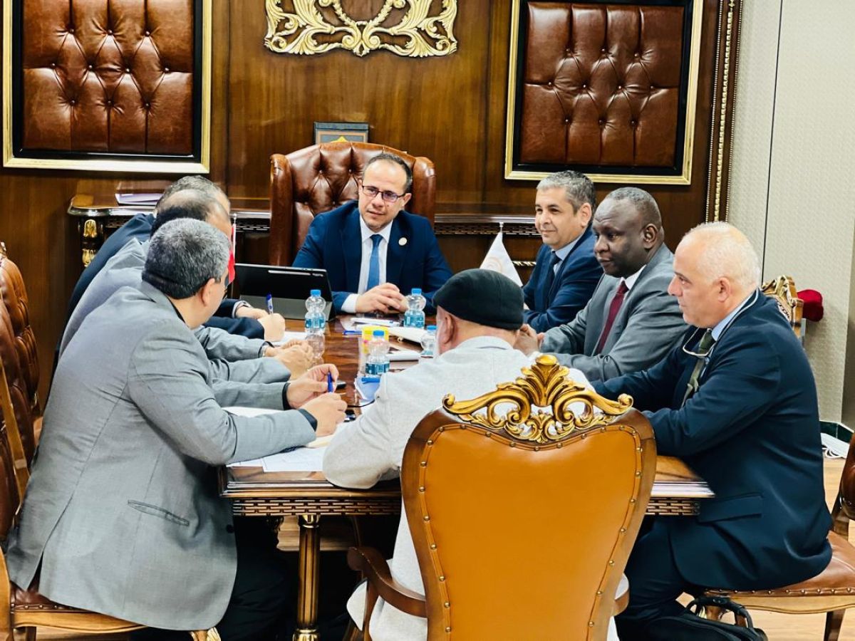 الوزير يعقد اجتماعًا بعدد من مديري الإدارات والمكاتب بالوزارة