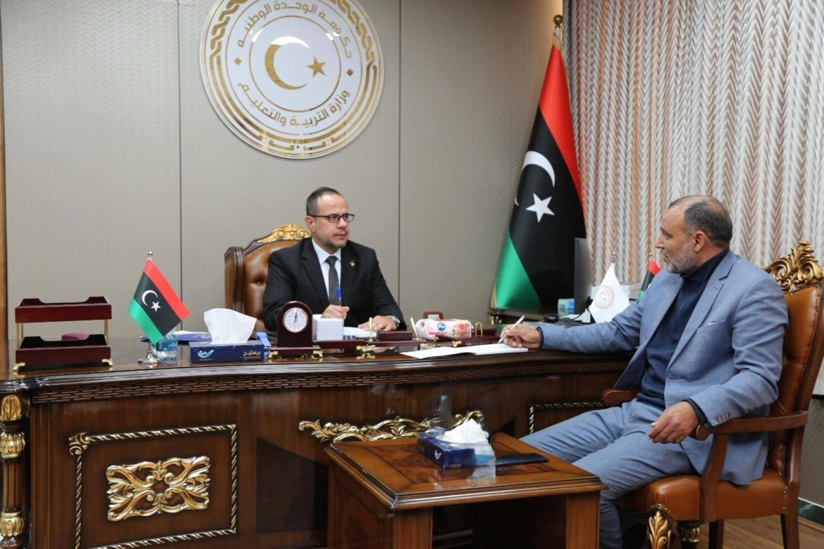 الوزير يعقد اجتماعًا مع مدير المركز الوطني للامتحانات لمتابعة جاهزية امتحانات الشهادات العامة