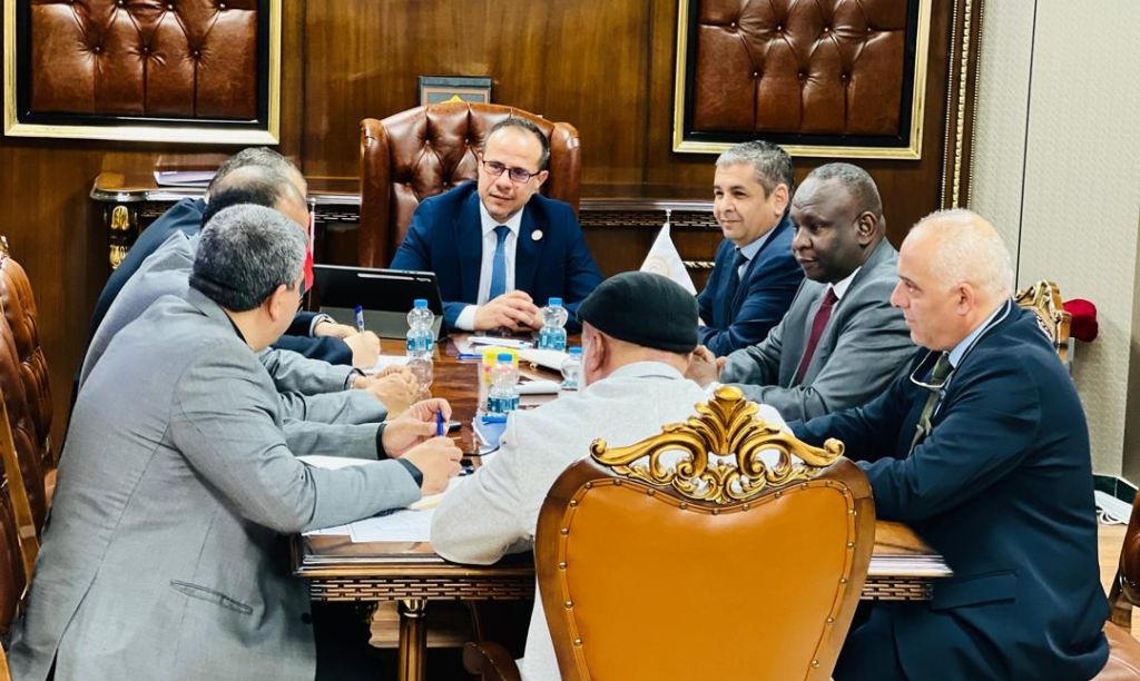 الوزير يعقد اجتماعًا بعدد من مديري الإدارات والمكاتب بالوزارة
