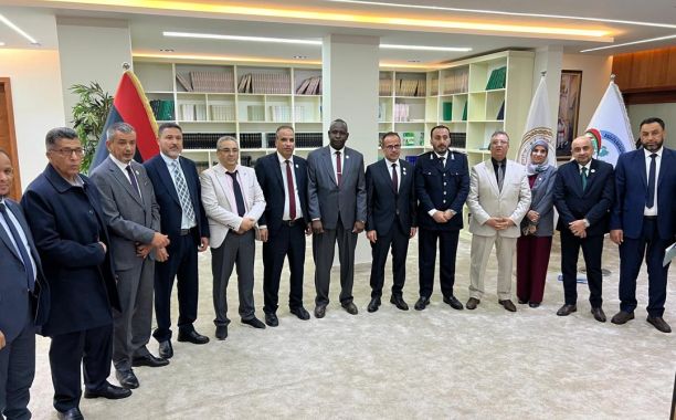 الوزير يعقد اجتماعًا بعدد من مديري الإدارات والمكاتب بالوزارة