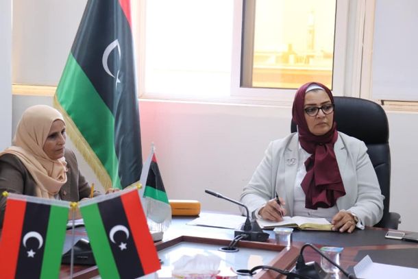 الوزير يزور مدرسة شهداء عين زارة بعد إتمام صِيانتها ويتفقّد سير الامتحانات بها.