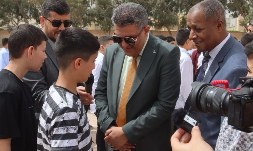 الوزِير يتفقّد اِستئناف الدّراسة بمدرسة "المُجاهِد علي المَنقوش" وسير العمل بدِيوان المراقبة