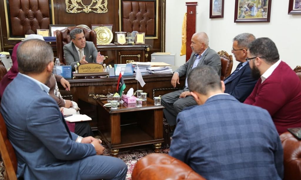 وَزِير التَّربية والتَّعليم يُناقِش مع إدارة مُستشفى السكري وإدارة الخِدمة الاِجتماعية والصّحة المدرسية مبادرة الكشف الصّحي المجاني