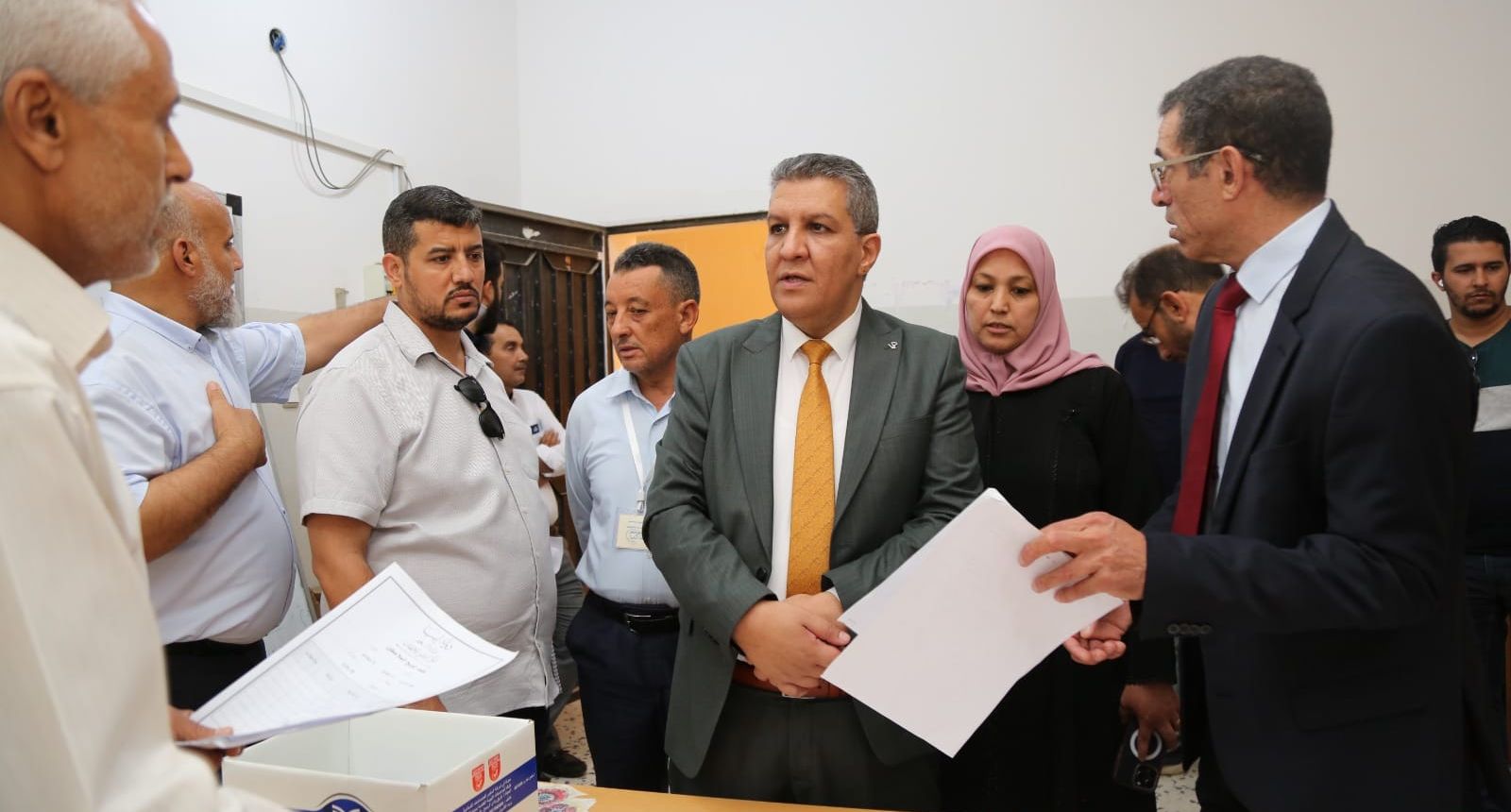 الْوزِير ووكيل شؤون المراقبات يتفقّدان اِمتحانات شهادة إتمام مرحلة التّعليم الثانوي بالقره بوللي