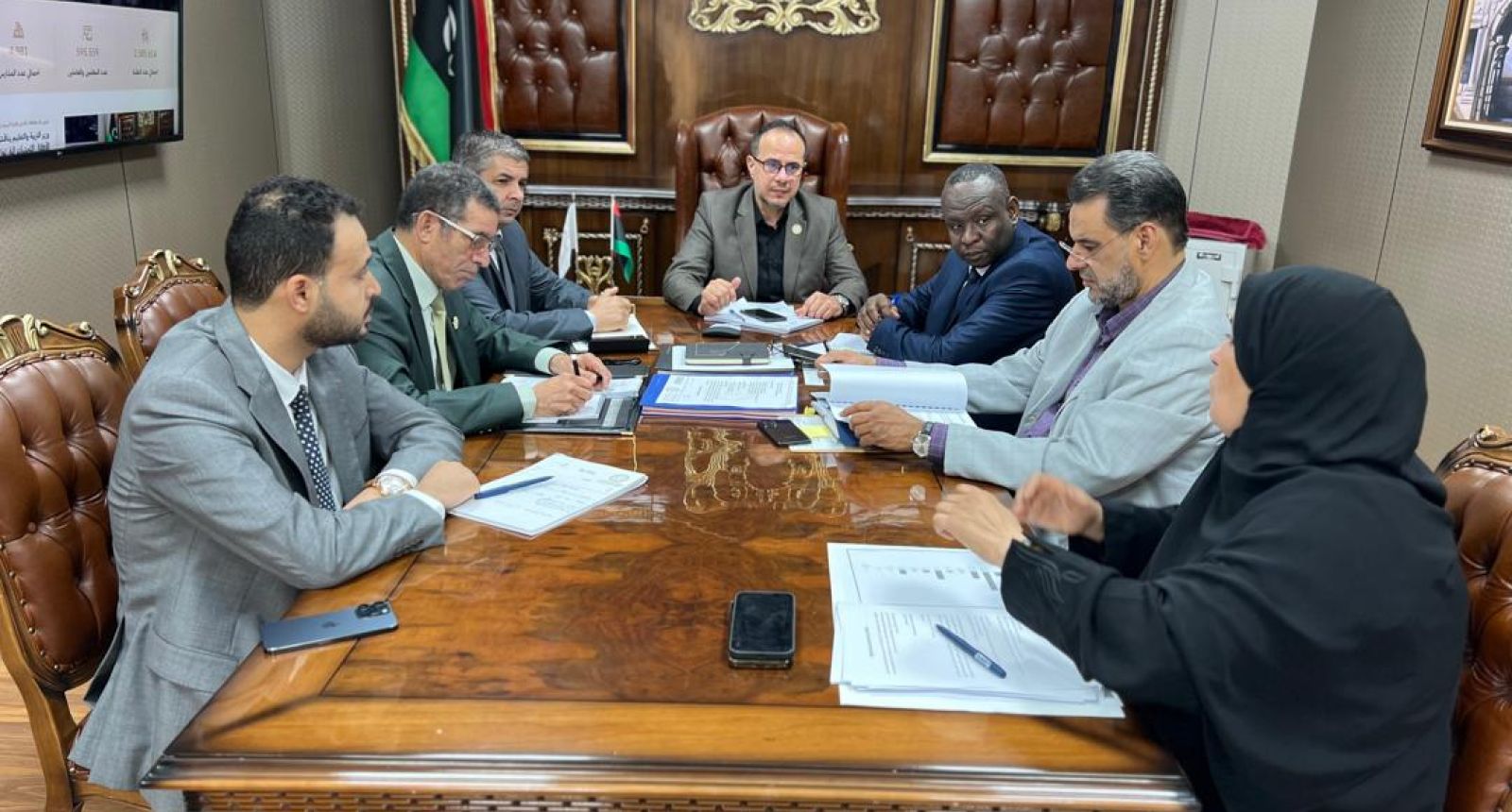 الوزير يعقد اجتماعاً مع وكلاء الوزارة ومستشاريه لمناقشة آليات العمل داخل الوزارة والجهات التابعة لها في تنفيذ خطة الـ100 يوم