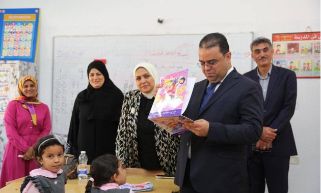 الوزارة تستلم شحنة من المقاعد الدراسية الجديدة