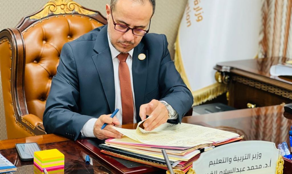 الوزير يوقع حزمة من القرارات بحضور مدير مكتب الشؤون القانونية