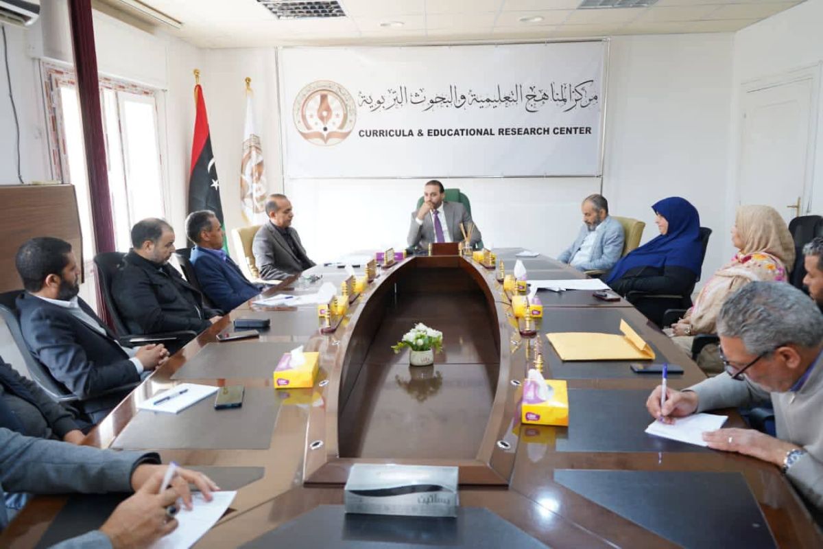 مركز المناهج التعليمية والبحوث التربوية يباشر تنفيذ خطة الــ 100 يوم