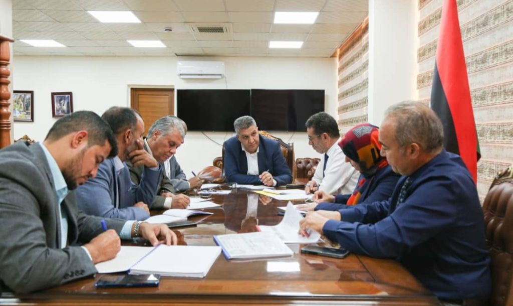 وزير التربية والتعليم يجتمع بِلجنة إِعداد الخطة الدراسية البديلة لِلمناطق المتضرّرة