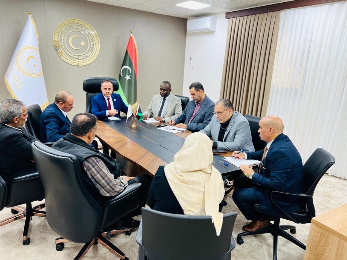 وزير التربية والتعليم يعقد اجتماعًا بمدير إدارة التعليم الخاص وعدد من مراقبي التربية والتعليم ومديري مدارس التعليم الخاص